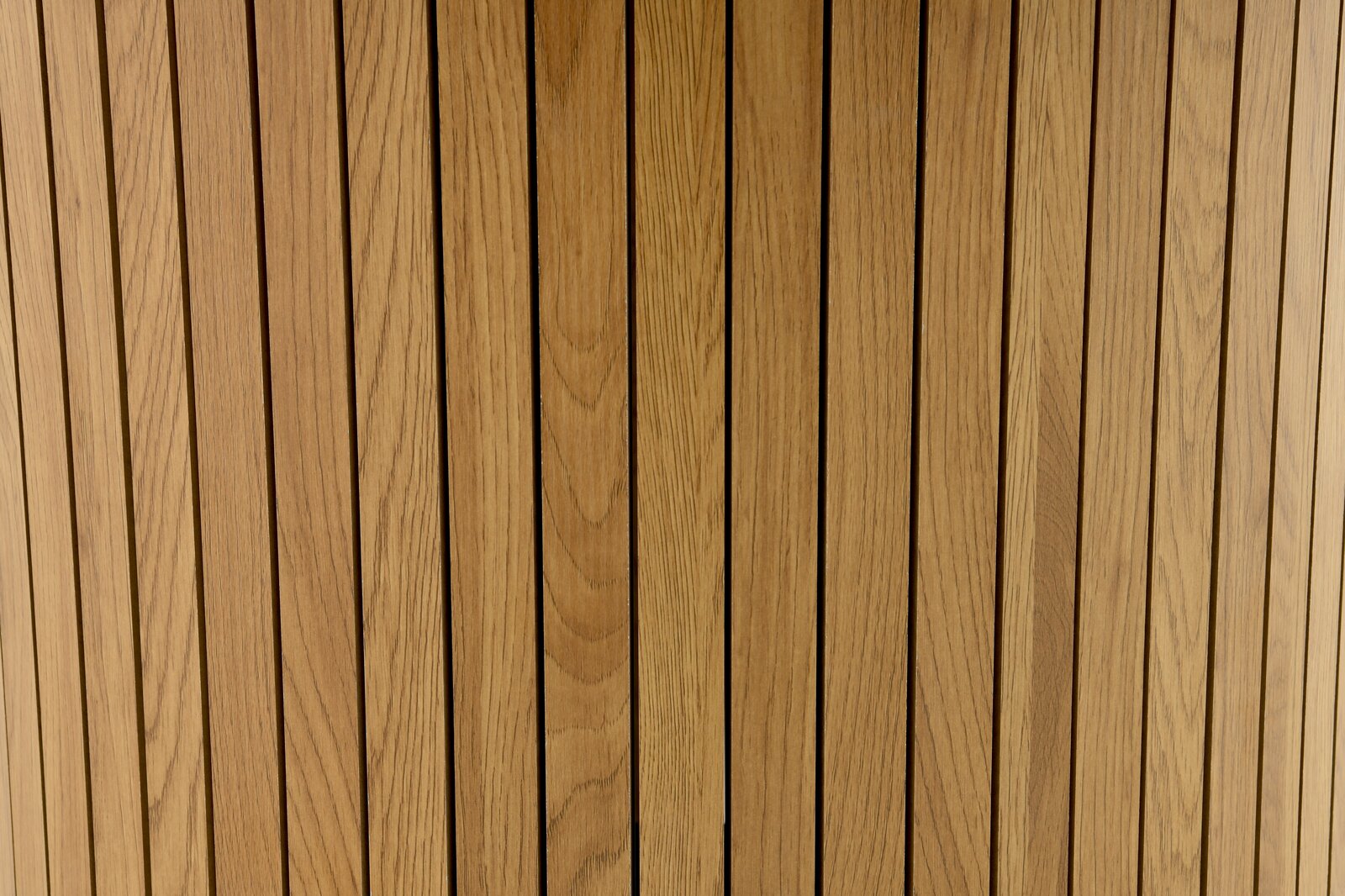 Nahaufnahme von vertikalen Holzlatten mit natürlicher Maserung, aus der Perspektive von oben betrachtet.