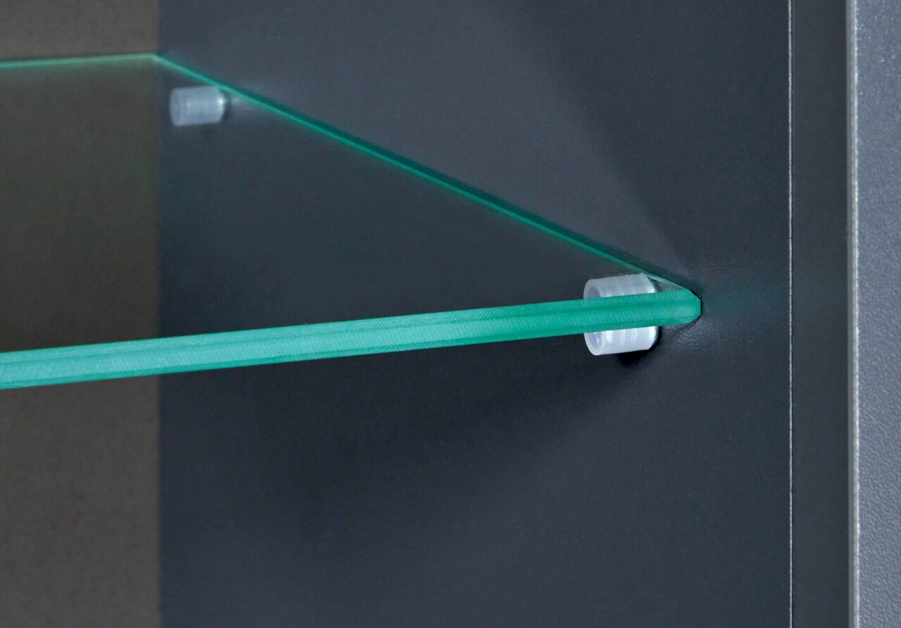 Nahaufnahme eines Glasregals in einem Hängeschrank, seitliche Perspektive