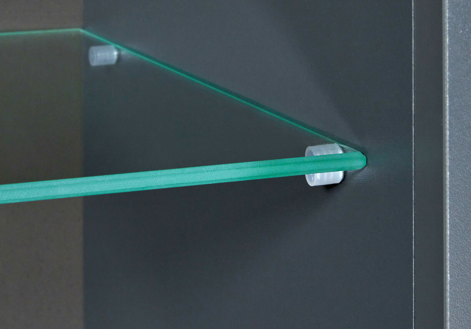 Nahaufnahme eines Glasregals in einem Hängeschrank, seitliche Perspektive