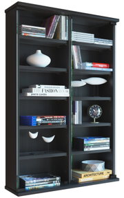 Schwarzer Vitrinenschrank/Bücherschrank mit zwei Glas-Schiebetüren und mehreren Regalböden, gefüllt mit Büchern und Deko, in leicht schräger Frontansicht von links