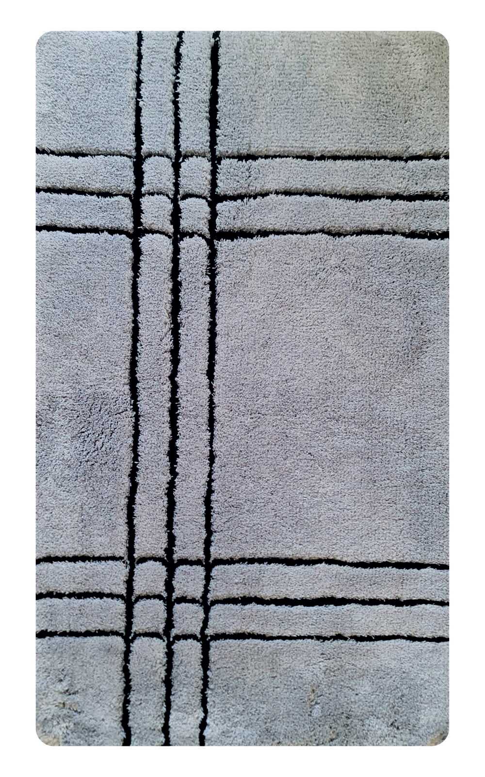 Badteppich in Grau mit schwarzem Karomuster, Draufsicht