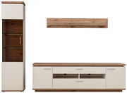 Wandkombination in Holzoptik mit weißem Korpus, bestehend aus einem hohen Schrank mit Glastüren, einem langen TV-Board mit Schubladen und offenen Fächern sowie einem schmalen Wandregal. Frontalansicht.