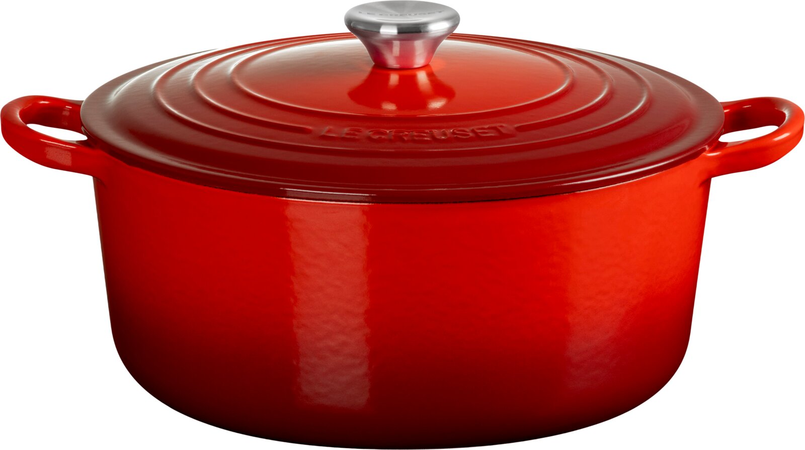 Roter Le Creuset Bräter mit passendem Deckel, seitlichen Griffen und silberfarbenem Deckelknauf, frontal aus leicht erhöhter Perspektive auf weißem Hintergrund