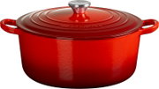 Roter Le Creuset Bräter mit passendem Deckel, seitlichen Griffen und silberfarbenem Deckelknauf, frontal aus leicht erhöhter Perspektive auf weißem Hintergrund