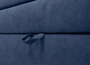 Nahaufnahme eines blauen Boxspringbetts mit Stoffstruktur und Griff, seitliche Perspektive