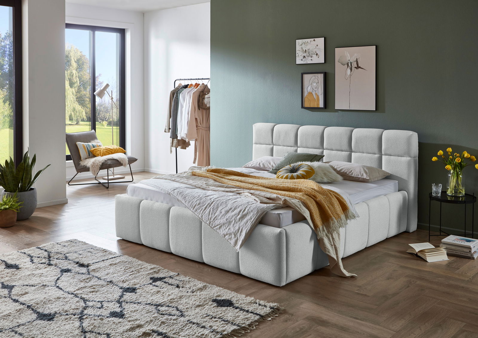 Modernes Polsterbett in einem stilvollen Schlafzimmer, seitliche Perspektive