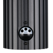 Detailansicht einer schwarzen Aussenwandleuchte mit geriffelter Oberfläche und Sensor.