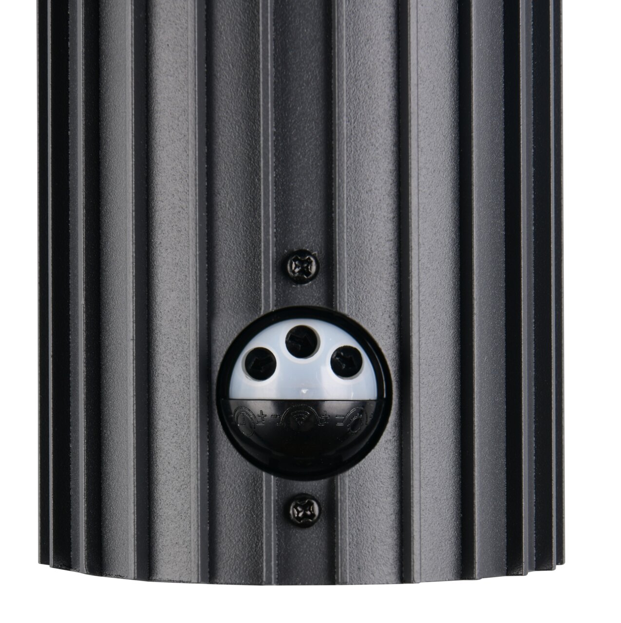 Detailansicht einer schwarzen Aussenwandleuchte mit geriffelter Oberfläche und Sensor.
