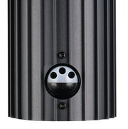 Detailansicht einer schwarzen Aussenwandleuchte mit geriffelter Oberfläche und Sensor.