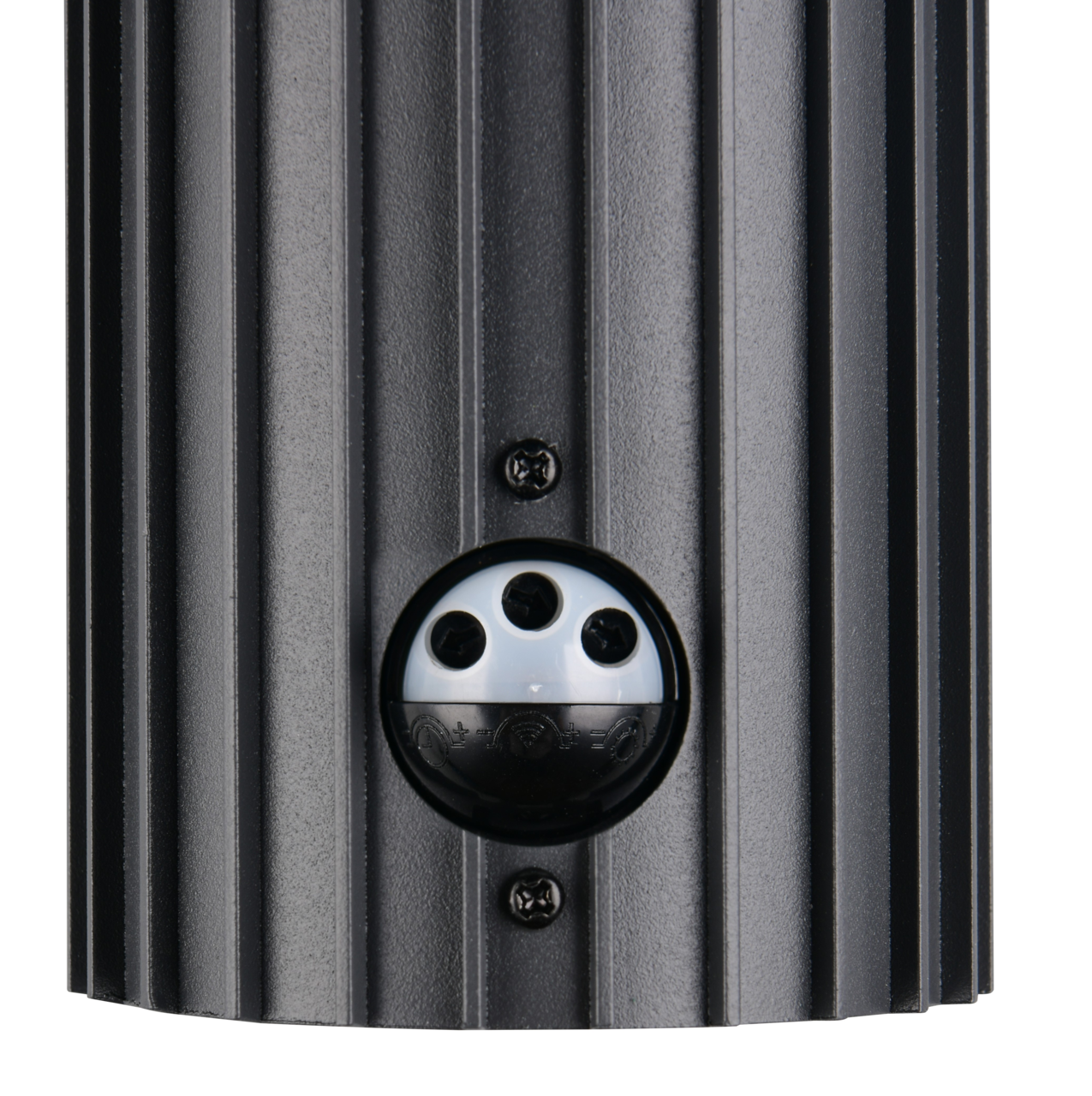 Detailansicht einer schwarzen Aussenwandleuchte mit geriffelter Oberfläche und Sensor.