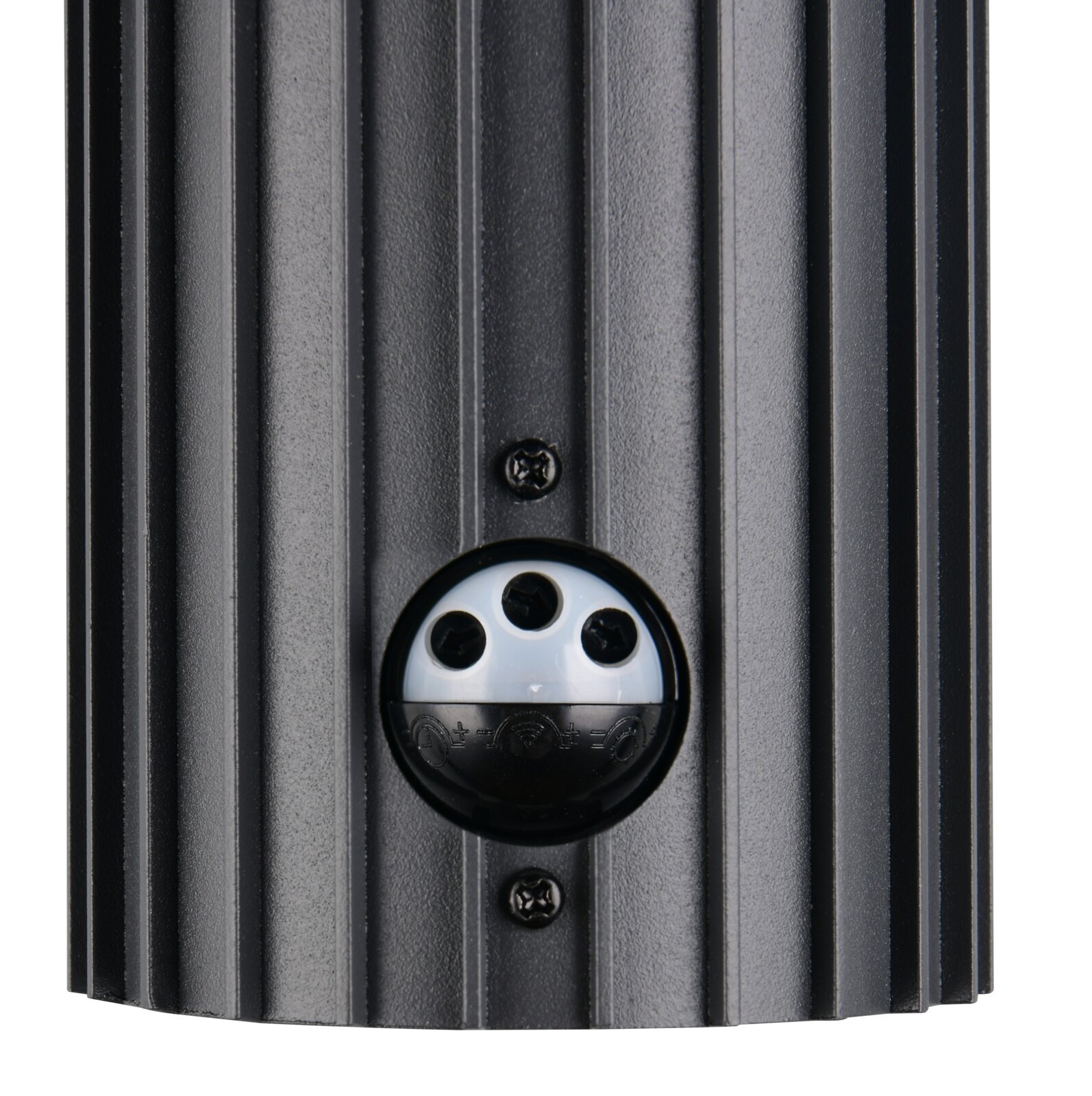 Detailfoto van een zwarte buitenwandlamp met geribbeld oppervlak en sensor.