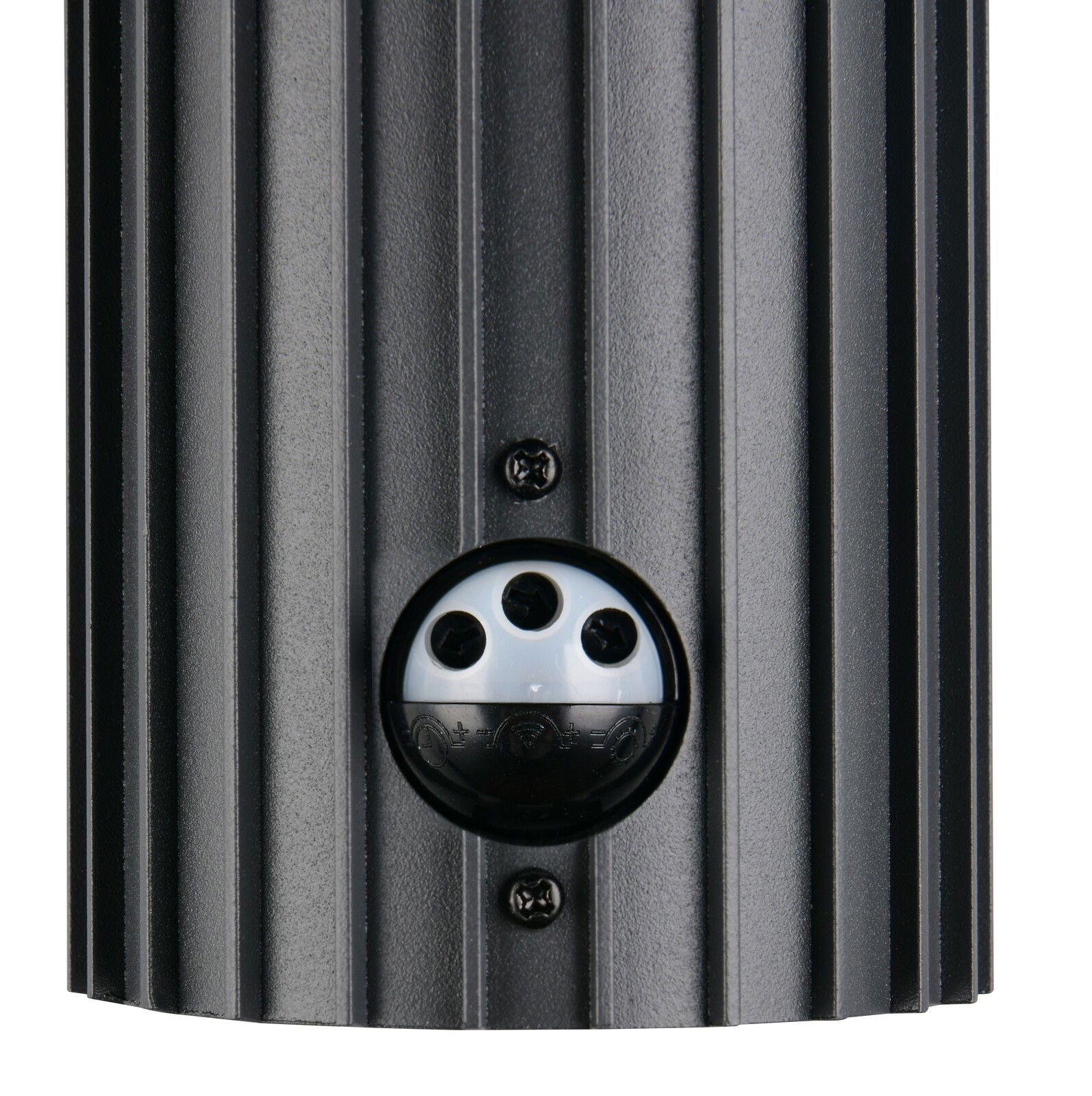 Detailansicht einer schwarzen Aussenwandleuchte mit geriffelter Oberfläche und Sensor.