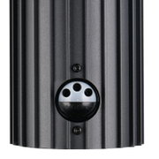 Detailfoto van een zwarte buitenwandlamp met geribbeld oppervlak en sensor.
