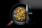 Guss-Hochrandpfanne 28cm Diamo mit gebratenen Kartoffelwürfeln, Draufsicht