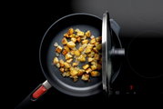 Guss-Hochrandpfanne 28cm Diamo mit gebratenen Kartoffelwürfeln, Draufsicht