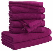 Ein Stapel aus zehn lila Handtüchern in verschiedenen Größen, von der Seite betrachtet.