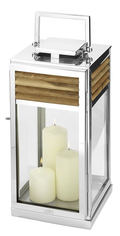Moderne Laterne aus Edelstahl mit Holzdetails, gefüllt mit drei weißen Kerzen, seitliche Perspektive.