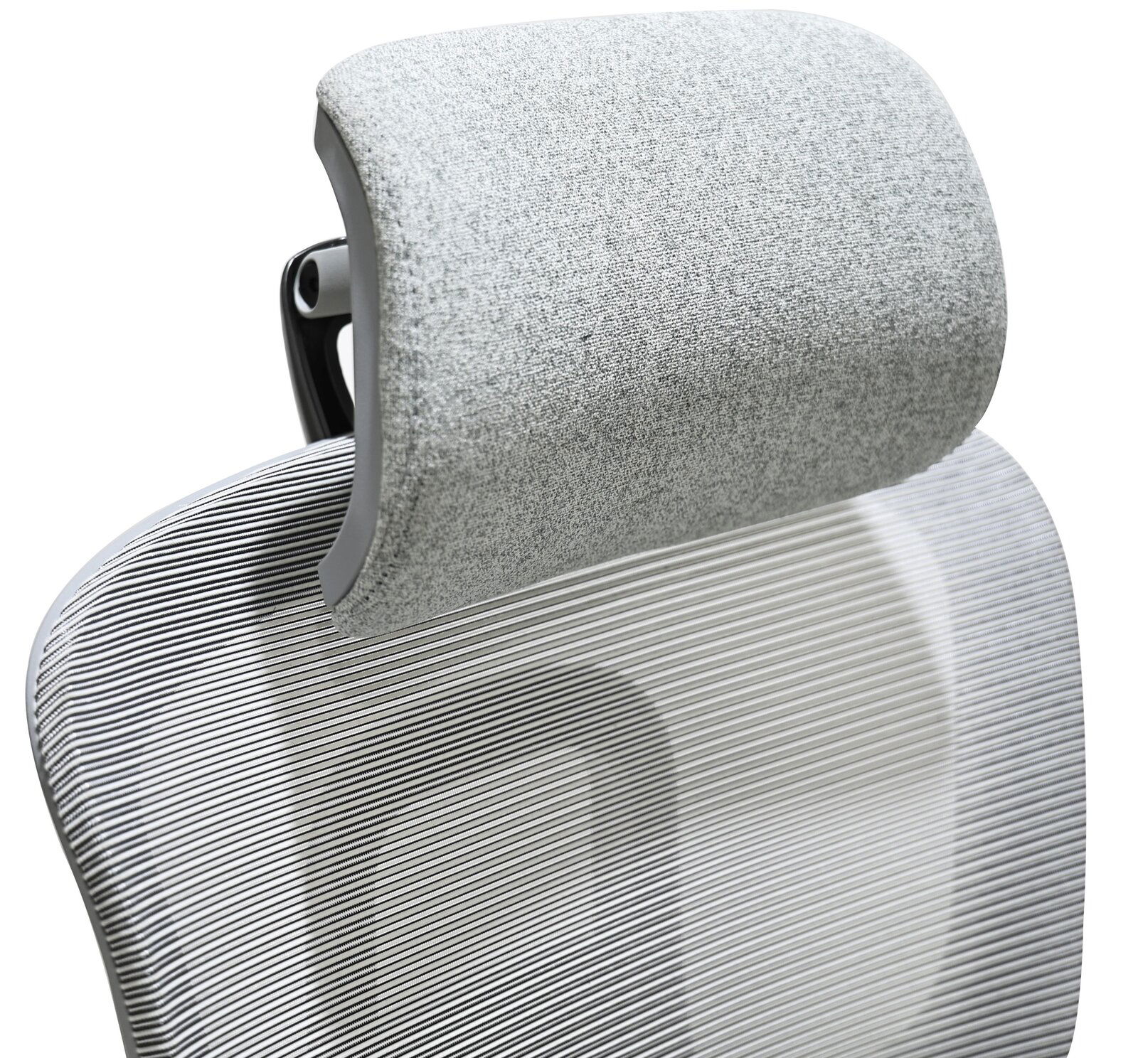 Nahaufnahme eines grauen Drehstuhls mit gepolsterter Kopfstütze und geripptem Rückenlehnen-Design, seitliche Perspektive