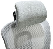 Nahaufnahme eines grauen Drehstuhls mit gepolsterter Kopfstütze und geripptem Rückenlehnen-Design, seitliche Perspektive