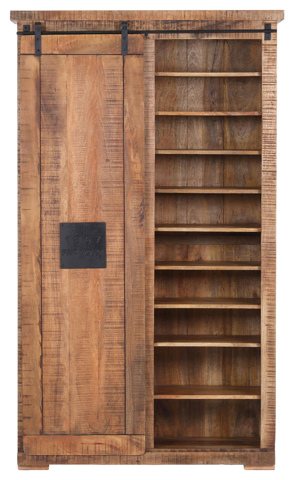 Rustikaler Garderobenschrank aus Holz mit Schiebetür und mehreren Regalböden, Frontalansicht.