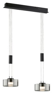 Moderne Pendelleuchte Lavin mit zwei zylindrischen Lampenschirmen aus Glas, hängend an schwarzen Kabeln, seitliche Perspektive.
