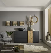 Modernes Sideboard in Schwarz mit Holzelement, dekoriert mit Vasen und Schalen, in einem stilvollen Wohnzimmer. Perspektive von vorne.