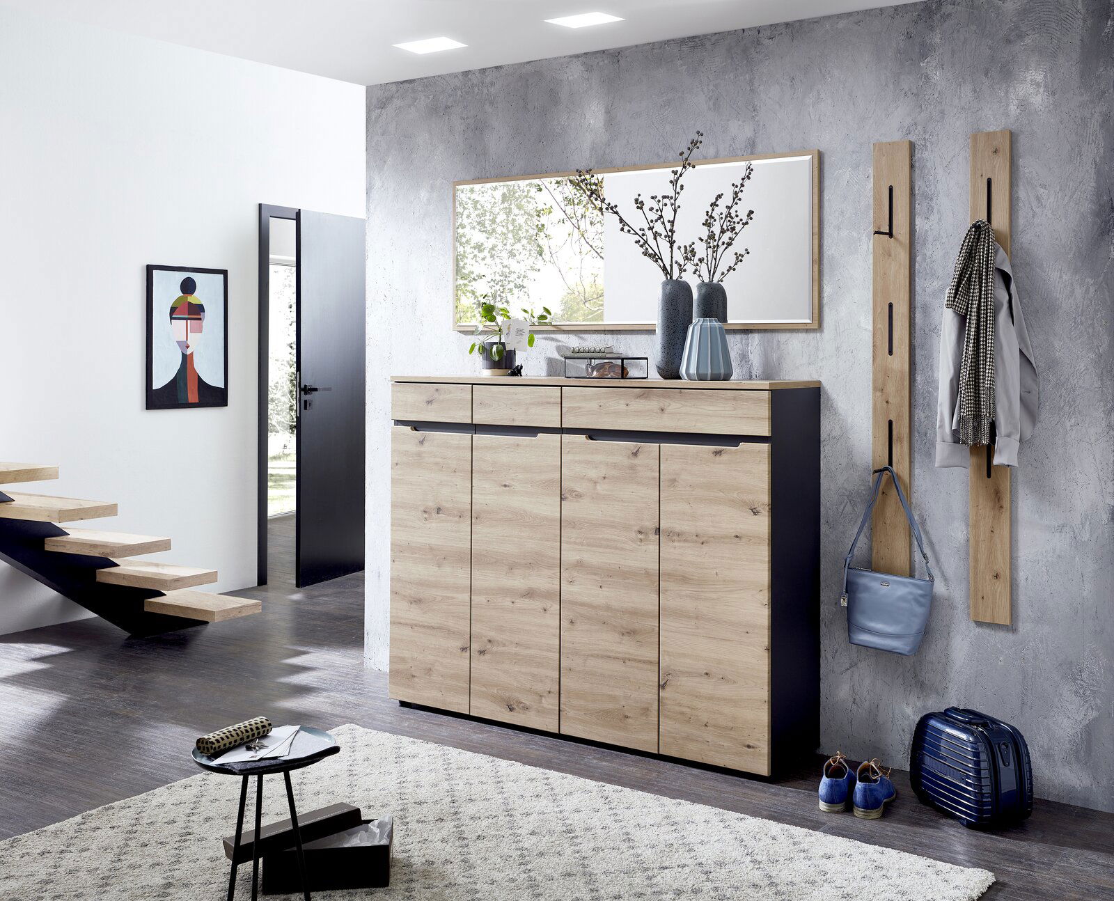 Moderner XL-Schuh- und Garderobenschrank in Holzoptik, frontal fotografiert, mit dekorativen Vasen und Spiegel darüber.