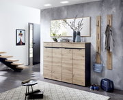 Moderner XL-Schuh- und Garderobenschrank in Holzoptik, frontal fotografiert, mit dekorativen Vasen und Spiegel darüber.