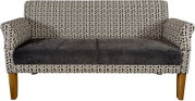 Gepolstertes 2-Sitzer-Sofa mit grauer Sitzfläche, gemusterten Armlehnen und Rückenlehne sowie Holzfüßen, Frontansicht
