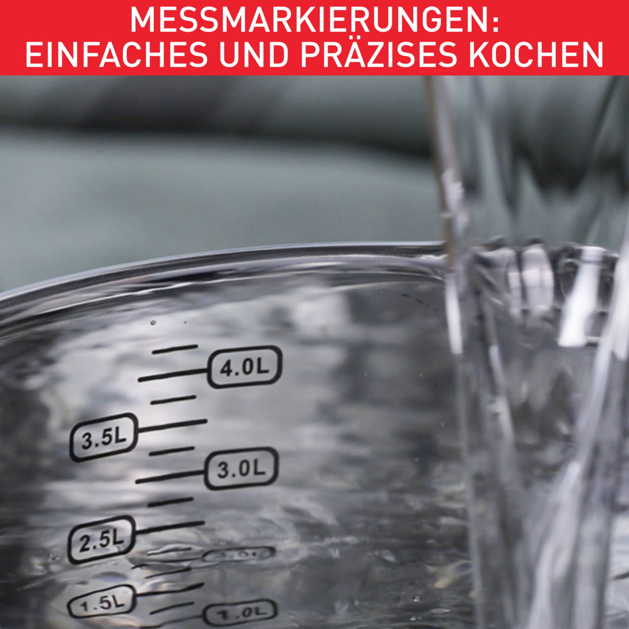 Nahaufnahme eines Topfes mit Messmarkierungen von 2,5L bis 4,0L, Wasser wird hineingegossen.