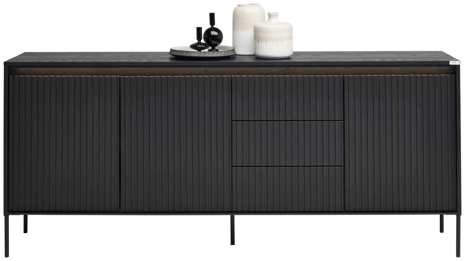 Hom´in Sideboard NOTO Modernes schwarzes Sideboard mit gerillter Frontansicht, dekoriert mit Vasen und Tablett, frontal betrachtet.