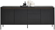 Modernes schwarzes Sideboard mit gerillter Frontansicht, dekoriert mit Vasen und Tablett, frontal betrachtet.