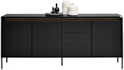 Modernes schwarzes Sideboard mit gerillter Frontansicht, dekoriert mit Vasen und Tablett, frontal betrachtet.