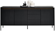 Modernes schwarzes Sideboard mit gerillter Frontansicht, dekoriert mit Vasen und Tablett, frontal betrachtet.