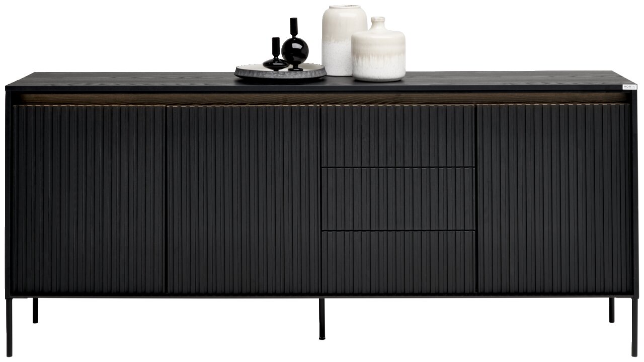 Modernes schwarzes Sideboard mit gerillter Frontansicht, dekoriert mit Vasen und Tablett, frontal betrachtet.