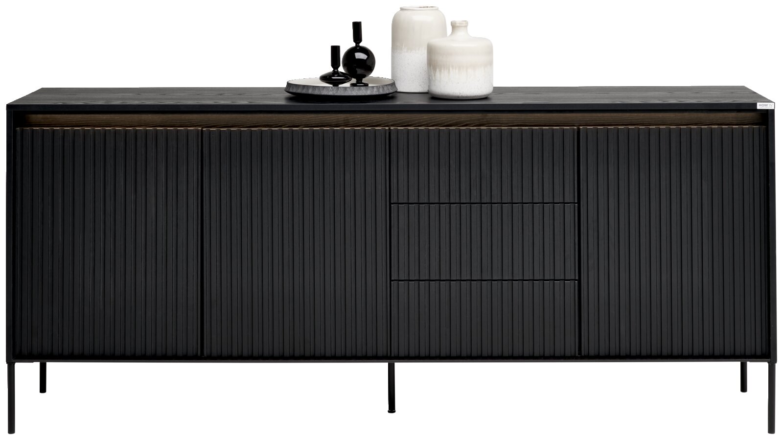 Hom´in Sideboard NOTO Modernes schwarzes Sideboard mit gerillter Frontansicht, dekoriert mit Vasen und Tablett, frontal betrachtet.