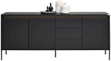Modernes schwarzes Sideboard mit gerillter Frontansicht, dekoriert mit Vasen und Tablett, frontal betrachtet.