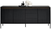 Modernes schwarzes Sideboard mit gerillter Frontansicht, dekoriert mit Vasen und Tablett, frontal betrachtet.