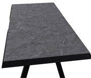 Gartentisch klein, ausziehbar, mit grauer Steinoptik-Oberfläche, perspektivisch von oben betrachtet.