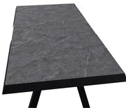 Gartentisch klein, ausziehbar, mit grauer Steinoptik-Oberfläche, perspektivisch von oben betrachtet.