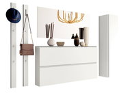 Modernes Garderobenset in Weiß mit Hakenleiste, Spiegel und Schrank, seitliche Perspektive