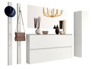 Modernes Garderobenset in Weiß mit Hakenleiste, Spiegel und Schrank, seitliche Perspektive