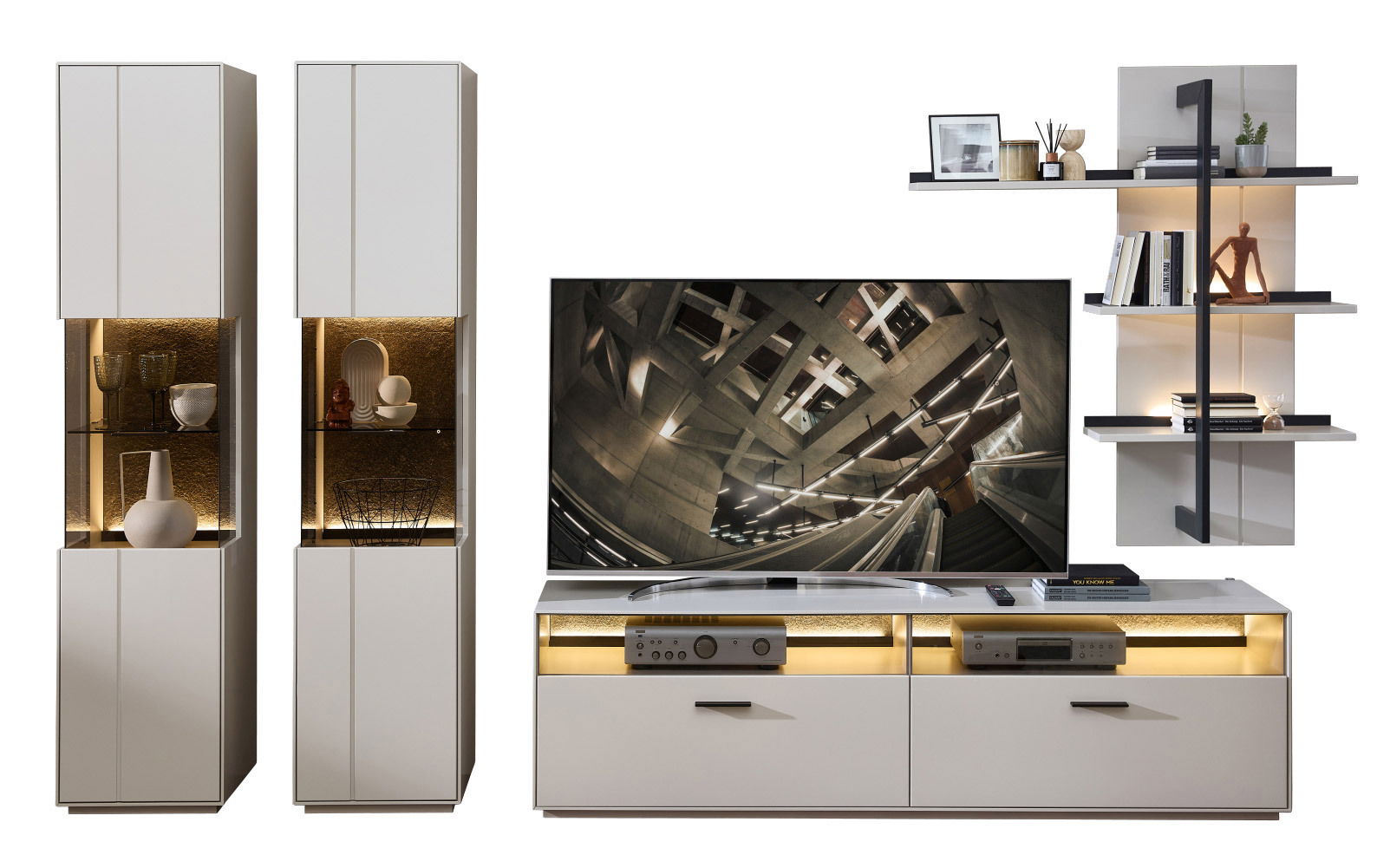 Moderne Wandkombination COMO von Zurbrüggen mit zwei hohen Vitrinen, einem TV-Board und einem Wandregal, frontal abgebildet.