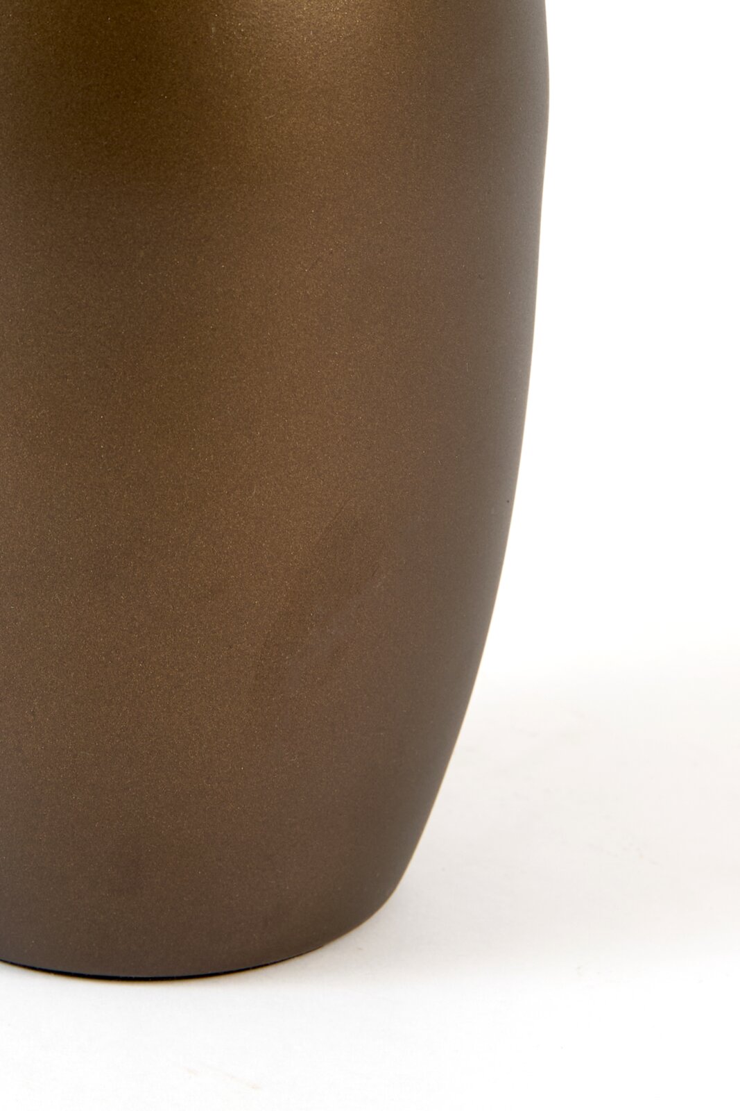 Detailaanzicht van opzij van een bronsbruine, afgeronde plantenpot met een fijn glanzende afwerking tegen een witte achtergrond