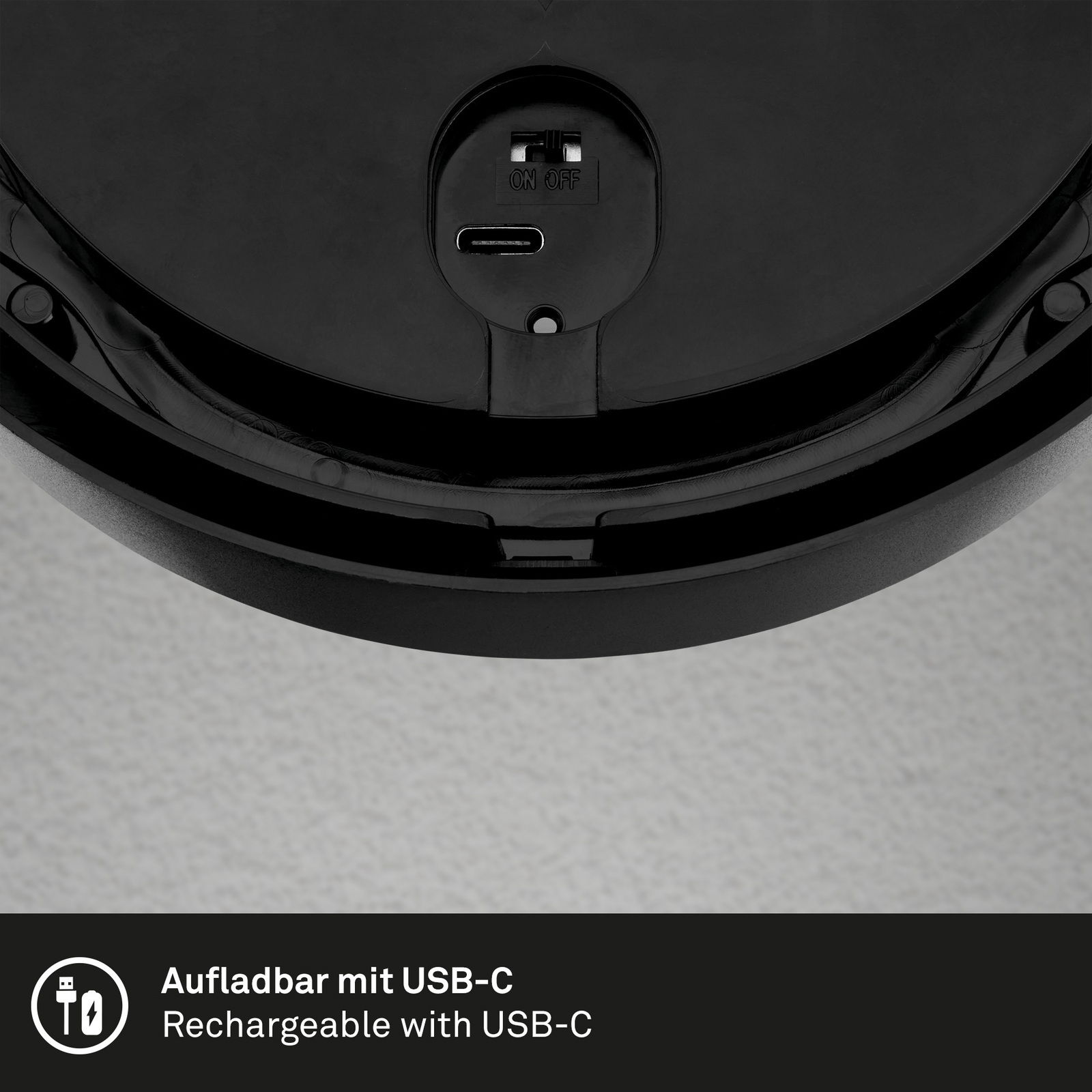 Nahaufnahme der Unterseite einer schwarzen Akku-Außenwandleuchte mit USB-C-Anschluss und Ein-/Ausschalter.
