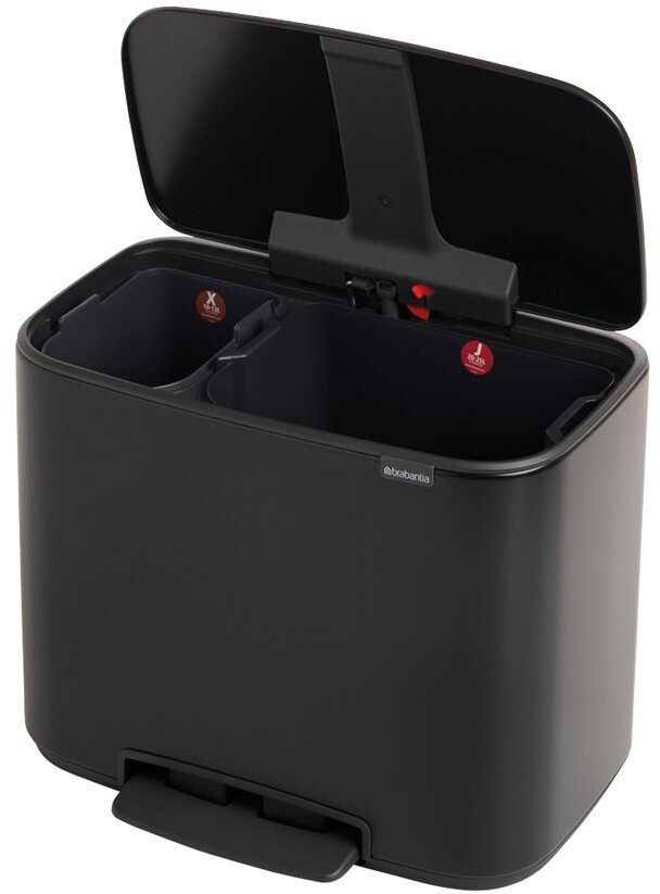 Schwarzer Treteimer mit zwei Fächern, geöffnet, aus seitlicher Perspektive