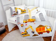 Renforcé-Bettwäsche mit Baustellenmotiv, zeigt Bagger, Kran und Lastwagen in einer urbanen Umgebung. Perspektive von schräg oben auf das Bett.