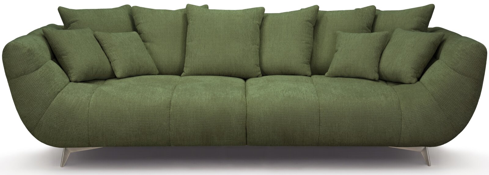 Grünes, gepolstertes Stoffsofa mit vielen Rückenkissen und schmalen Metallfüßen, Frontansicht auf weißem Hintergrund