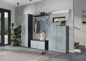 Moderne Garderobeneinrichtung in einem Flur mit Schuhschrank, Garderobenpaneel und Spiegel, seitliche Perspektive
