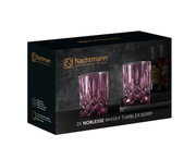 Verpackung des 2er-Sets Whiskybecher Berry von Nachtmann, schräg von vorne fotografiert, zeigt zwei lilafarbene Kristallgläser.
